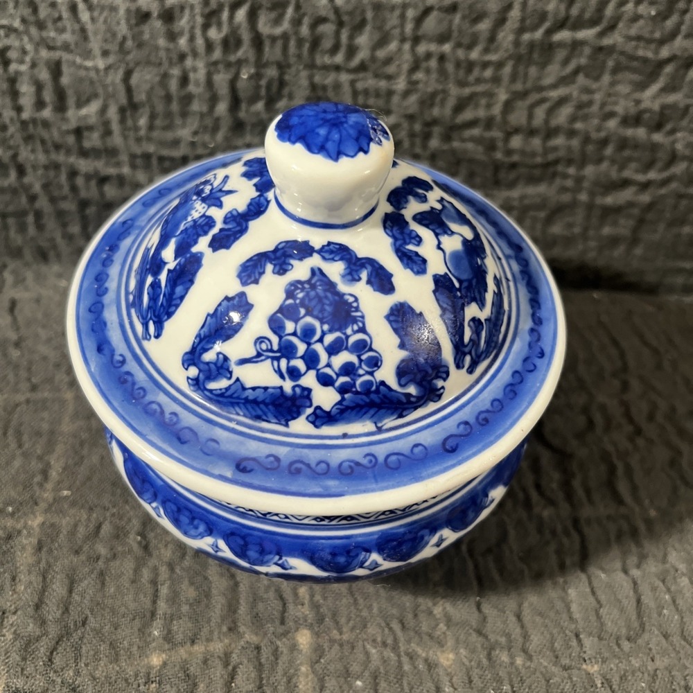 Blue White Round Floral Ceramic Footed Jar Urn Lid Decorative China Chinoiserie - Picture 2 of 7